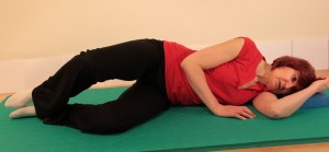 sode-lying with top knee open for clam exercise